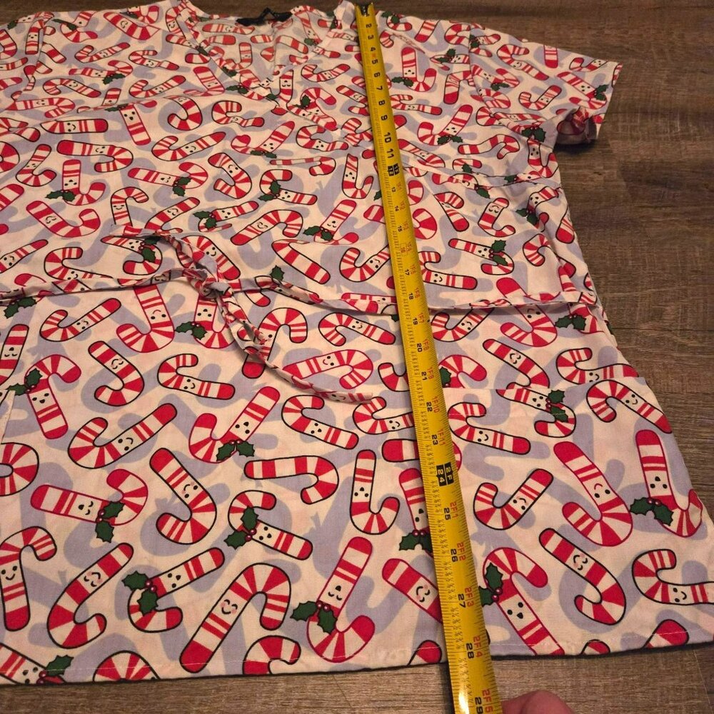 Cassandra O Nurse Scrubs/Outfit/Uniform Top Size XL Candy Cane Theme pockets - Picture 3 of 6
